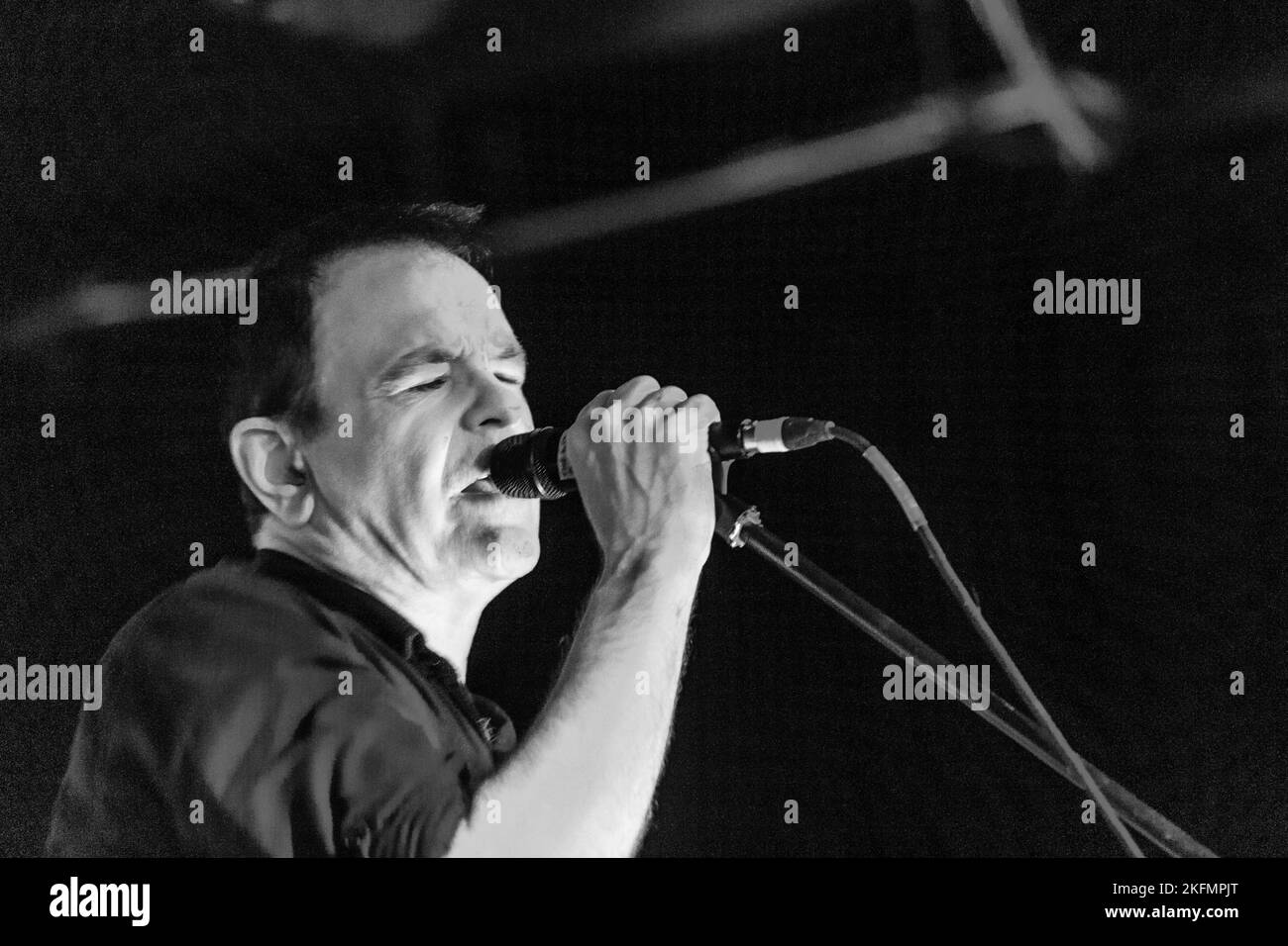 David Gedge chanteur avec le cadeau de mariage - en concert à l'Aquarium, Lowestoft, Suffolk - le 9 décembre 2016 Banque D'Images David Gedge chanteur avec le cadeau de mariage - en concert à l'Aquarium, Lowestoft, Suffolk - le 9 décembre 2016 Banque D'Images