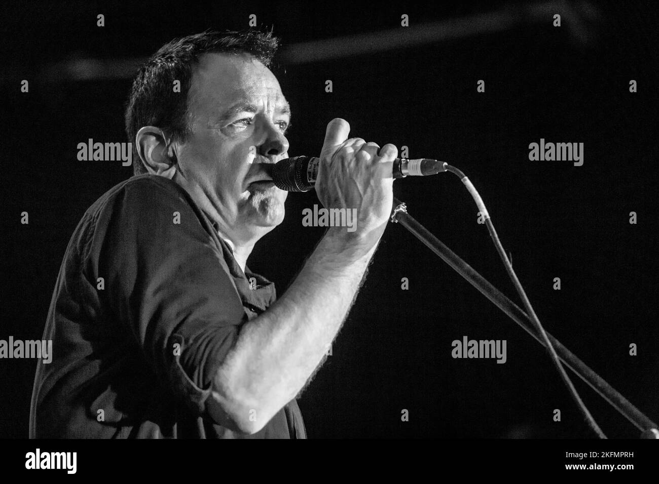 David Gedge chanteur avec le cadeau de mariage - en concert à l'Aquarium, Lowestoft, Suffolk - le 9 décembre 2016 Banque D'Images David Gedge chanteur avec le cadeau de mariage - en concert à l'Aquarium, Lowestoft, Suffolk - le 9 décembre 2016 Banque D'Images
