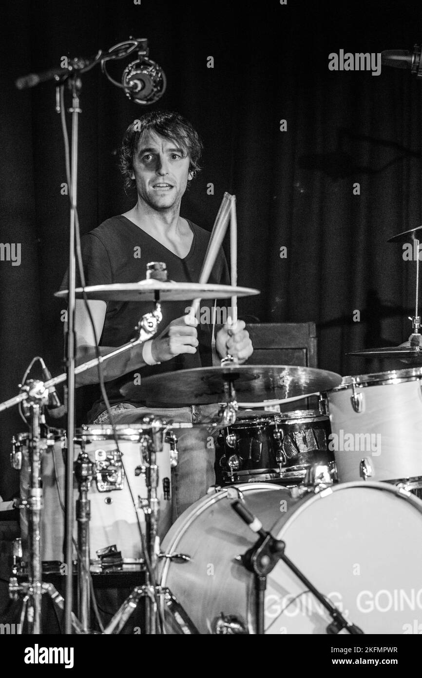 Charles Layton, batteur avec le mariage présent - concert à l'Aquarium, Lowestoft, Suffolk - le 9 décembre 2016 Banque D'Images Charles Layton, batteur avec le mariage présent - concert à l'Aquarium, Lowestoft, Suffolk - le 9 décembre 2016 Banque D'Images