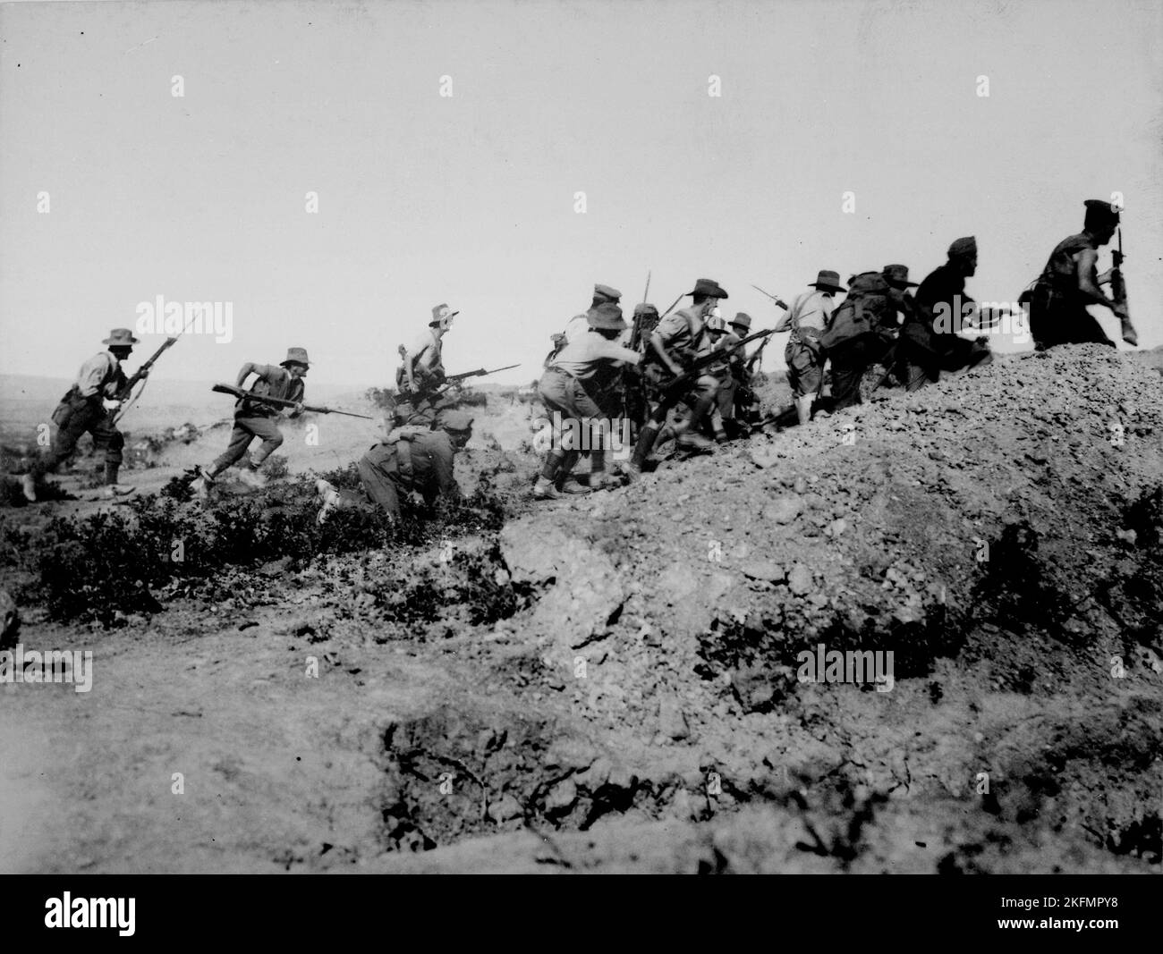 GALLIPOLI, TURQUIE - vers 1918 - scène juste avant l'évacuation à Anzac. Des troupes australiennes chargent près d'une tranchée turque. Lorsqu'ils sont arrivés, le Banque D'Images