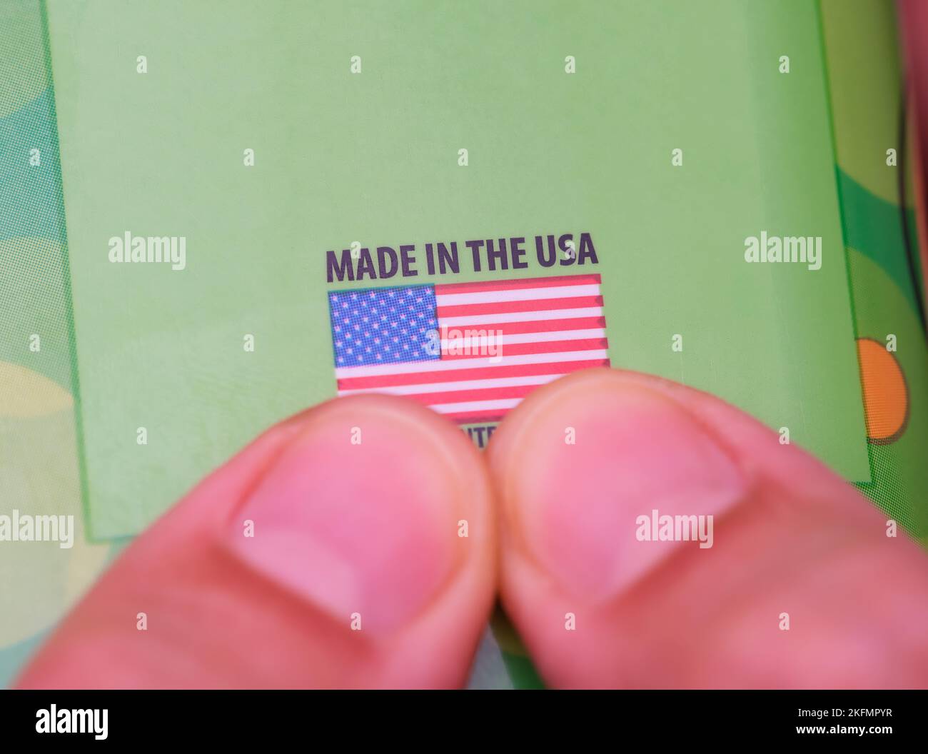 Gros plan d'un pot vert avec texte fabriqué aux Etats-Unis et drapeau des Etats-Unis sur lui dans les mains de femmes Banque D'Images