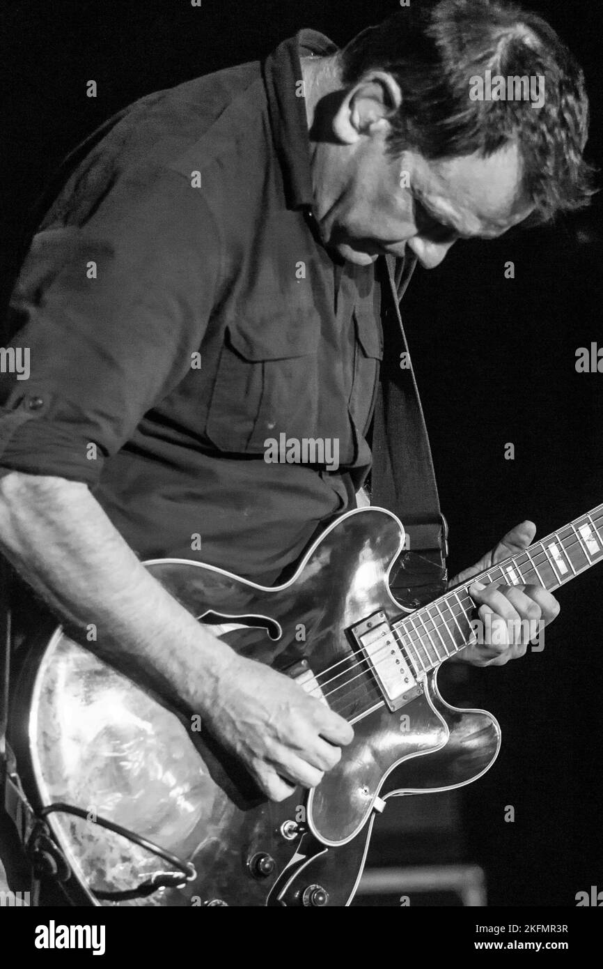 David Gedge chanteur avec le cadeau de mariage - en concert à l'Aquarium, Lowestoft, Suffolk - le 9 décembre 2016 Banque D'Images David Gedge chanteur avec le cadeau de mariage - en concert à l'Aquarium, Lowestoft, Suffolk - le 9 décembre 2016 Banque D'Images