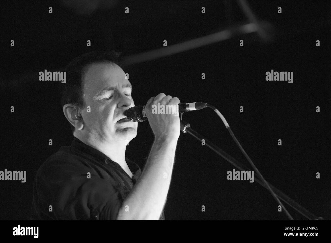 David Gedge chanteur avec le cadeau de mariage - en concert à l'Aquarium, Lowestoft, Suffolk - le 9 décembre 2016 Banque D'Images David Gedge chanteur avec le cadeau de mariage - en concert à l'Aquarium, Lowestoft, Suffolk - le 9 décembre 2016 Banque D'Images