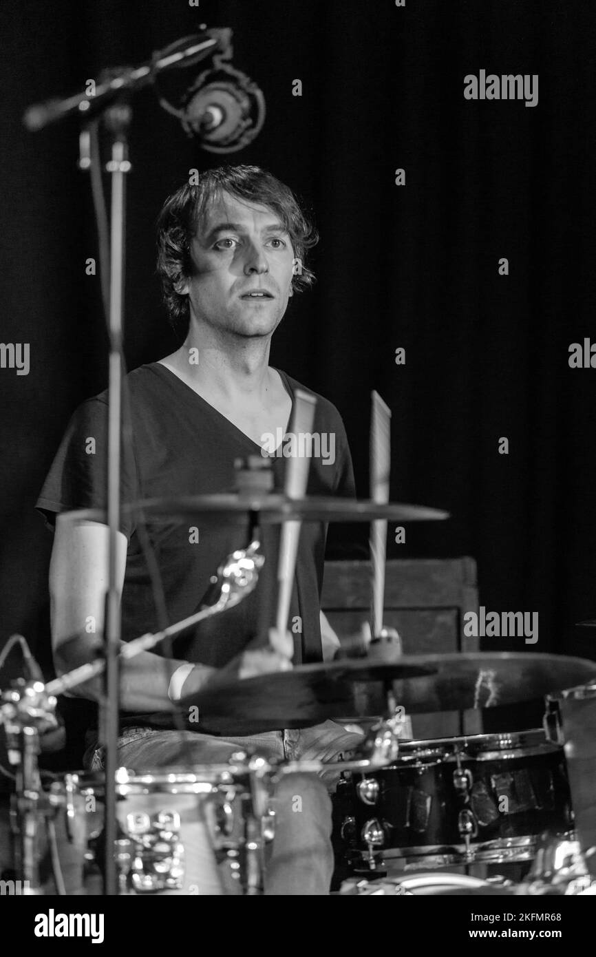 Charles Layton, batteur avec le mariage présent - concert à l'Aquarium, Lowestoft, Suffolk - le 9 décembre 2016 Banque D'Images Charles Layton, batteur avec le mariage présent - concert à l'Aquarium, Lowestoft, Suffolk - le 9 décembre 2016 Banque D'Images