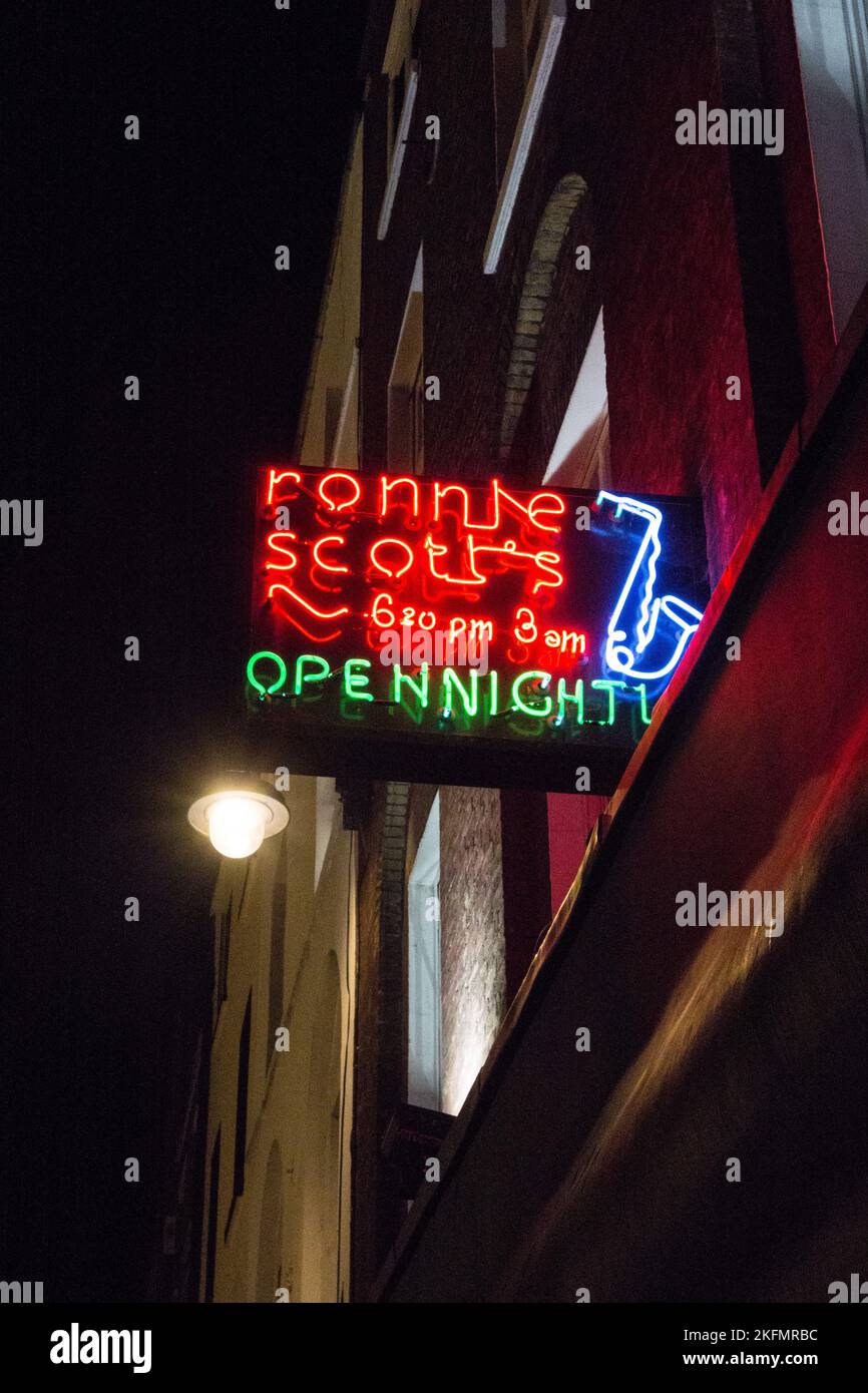 Signalisation au néon au-dessus de la discothèque Ronnie Scott et du lieu de jazz sur Frith Street, Soho, Londres, Angleterre, Royaume-Uni Banque D'Images