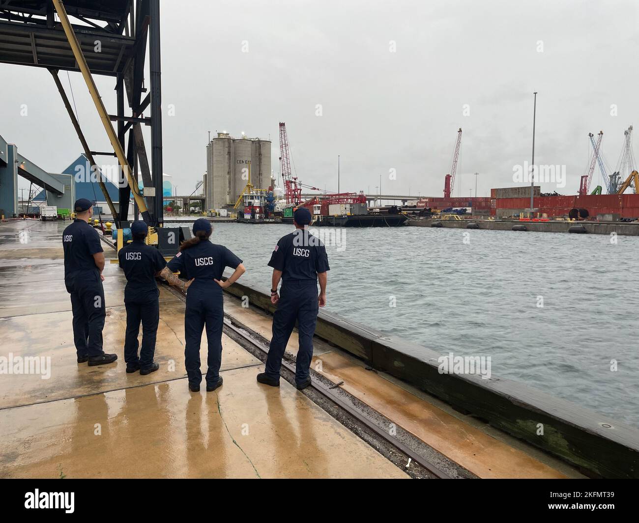 Les membres de la Garde côtière américaine du détachement de sécurité maritime de Lake Worth, en Floride, effectuent une évaluation du port avant la tempête au port de Palm Beach en vue de l'ouragan Ian, le 27 septembre 2022. Les gardes-côtes de la Caroline du Sud aux Florida Keys et des Caraïbes exhortent les marins à sécuriser leurs navires et leurs pédalos, à rester informés et à suivre les ordres d'évacuation locaux, et à utiliser VHF CH. 16 ou 911 pour l'aide d'urgence. (É.-U. Vidéo de la Garde côtière par le lieutenant Andrew Cole) Banque D'Images