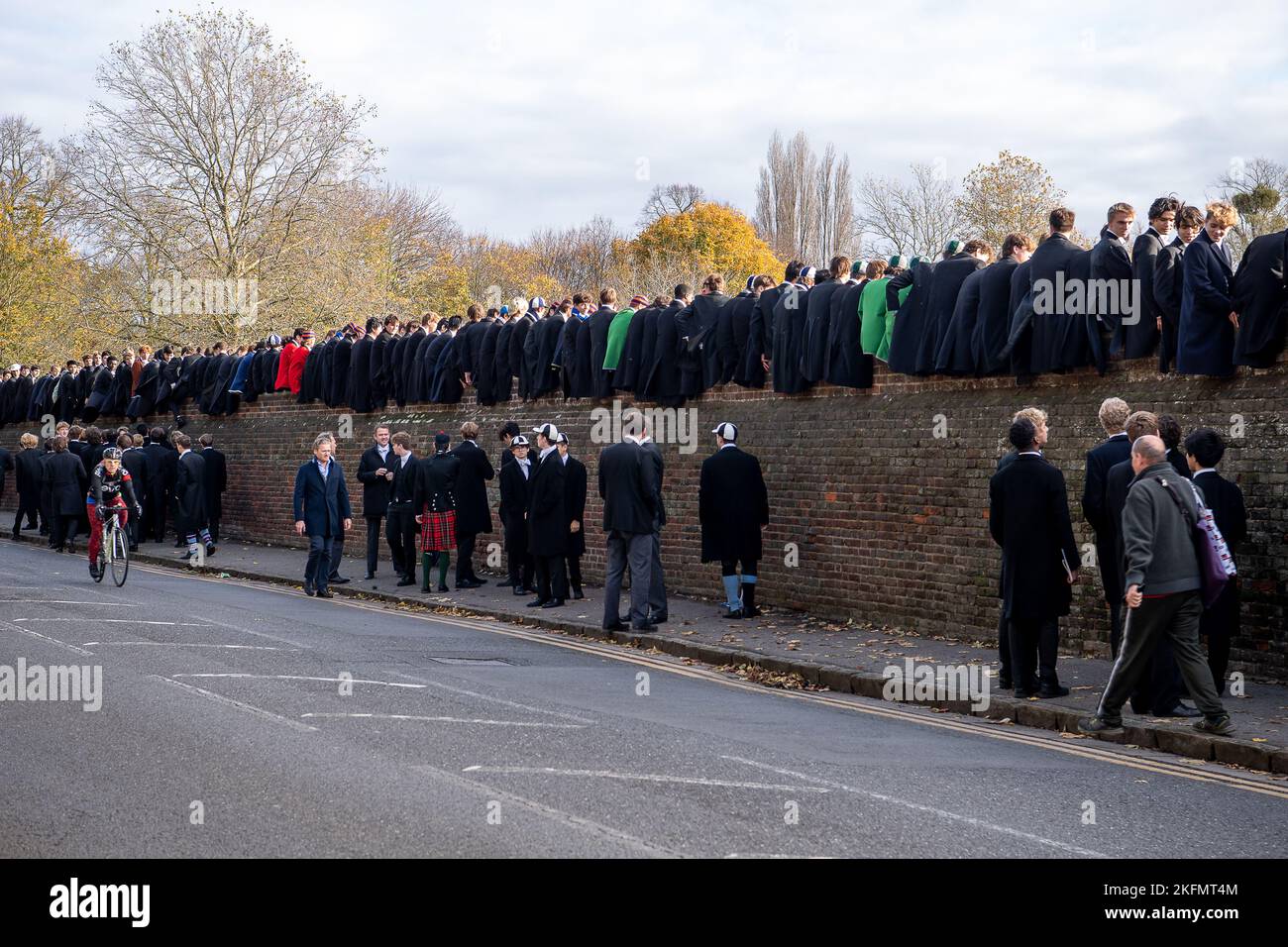 Eton, Windsor, Berkshire, Royaume-Uni. 19th novembre 2022. C'était aujourd'hui une journée chargée à Eton pour le célèbre jeu mural d'Eton College. Le jeu a commencé et est toujours joué à Eton College. Il est célébré chaque année le jour de la St Andrew. Les garçons du collège Eton sont assis sur le mur et applaudissent les joueurs. Il se joue sur une bande de terre de 5 mètres de large et de 110 mètres de long à côté d'un mur de briques légèrement incurvé qui a été érigé en 1717. C'est l'un des deux codes du football joué à Eton, l'autre étant le Eton Field Game. Les anciens élèves le prince Harry et le duc de Cornwall étaient des élèves à l'école, tout comme Boris J. Banque D'Images