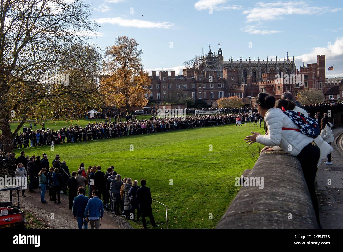 Eton, Windsor, Berkshire, Royaume-Uni. 19th novembre 2022. C'était aujourd'hui une journée chargée à Eton pour le célèbre jeu mural d'Eton College. Le jeu a commencé et est toujours joué à Eton College. Il est célébré chaque année le jour de la St Andrew. Les garçons du collège Eton sont assis sur le mur et applaudissent les joueurs. Il se joue sur une bande de terre de 5 mètres de large et de 110 mètres de long à côté d'un mur de briques légèrement incurvé qui a été érigé en 1717. C'est l'un des deux codes du football joué à Eton, l'autre étant le Eton Field Game. Les anciens élèves le prince Harry et le duc de Cornwall étaient des élèves à l'école, tout comme Boris J. Banque D'Images