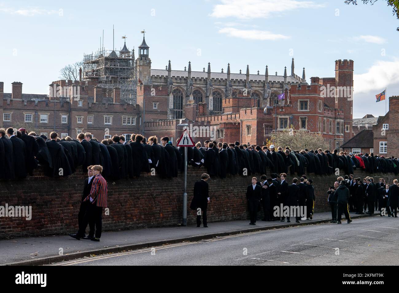 Eton, Windsor, Berkshire, Royaume-Uni. 19th novembre 2022. C'était aujourd'hui une journée chargée à Eton pour le célèbre jeu mural d'Eton College. Le jeu a commencé et est toujours joué à Eton College. Il est célébré chaque année le jour de la St Andrew. Les garçons du collège Eton sont assis sur le mur et applaudissent les joueurs. Il se joue sur une bande de terre de 5 mètres de large et de 110 mètres de long à côté d'un mur de briques légèrement incurvé qui a été érigé en 1717. C'est l'un des deux codes du football joué à Eton, l'autre étant le Eton Field Game. Les anciens élèves le prince Harry et le duc de Cornwall étaient des élèves à l'école, tout comme Boris J. Banque D'Images