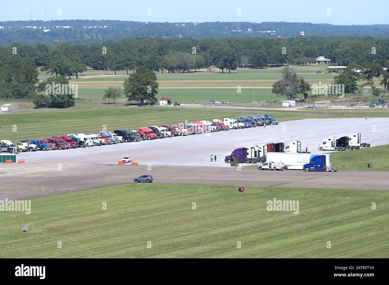 L'équipement et les fournitures de l'Agence fédérale de gestion des urgences et de l'Agence de logistique de la Défense continuent d'arriver à la base aérienne de Maxwell, en Alabama, le 27 septembre 2022. L'installation est une base de soutien aux incidents établie et est utilisée pour prépositionner l'équipement et le personnel afin des déployer rapidement dans les zones qui peuvent être touchées par l'ouragan Ian. Banque D'Images