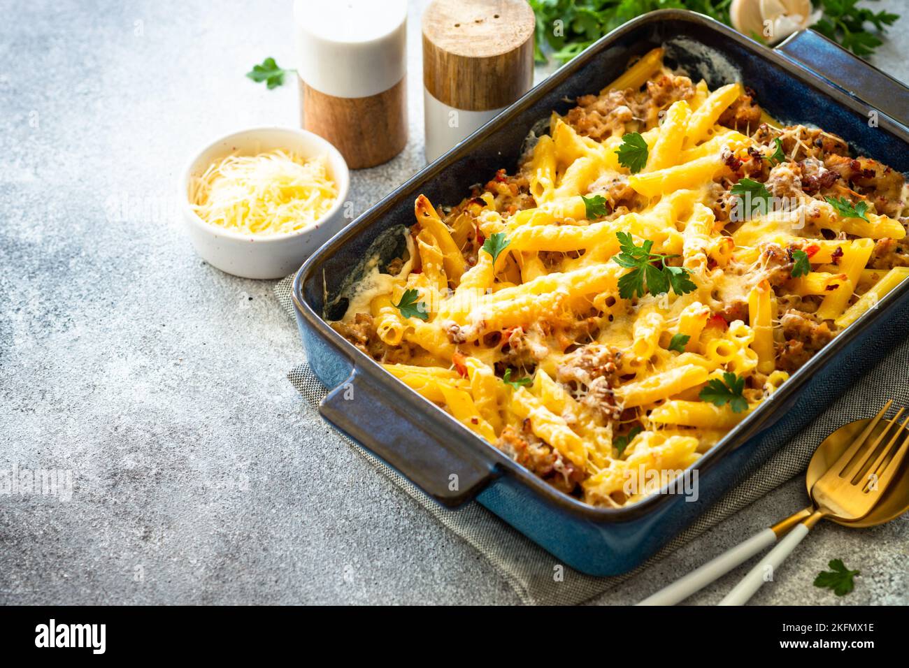 Pâtes penne à la viande hachée, au fromage et à la sauce crémeuse. Banque D'Images