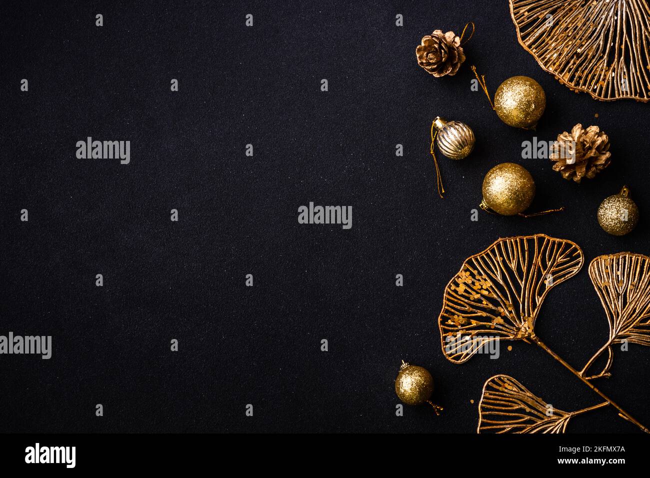 Fond plat de Noël avec décorations de vacances dorées. Banque D'Images