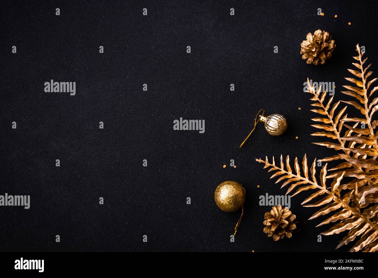 Fond plat de Noël avec décorations de vacances dorées. Banque D'Images