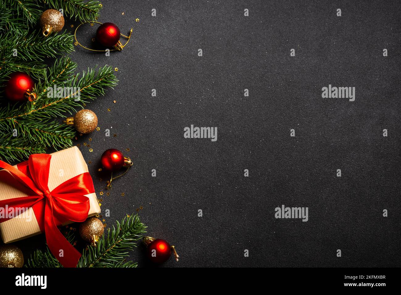 Fond plat de Noël avec décorations de vacances sur noir. Banque D'Images