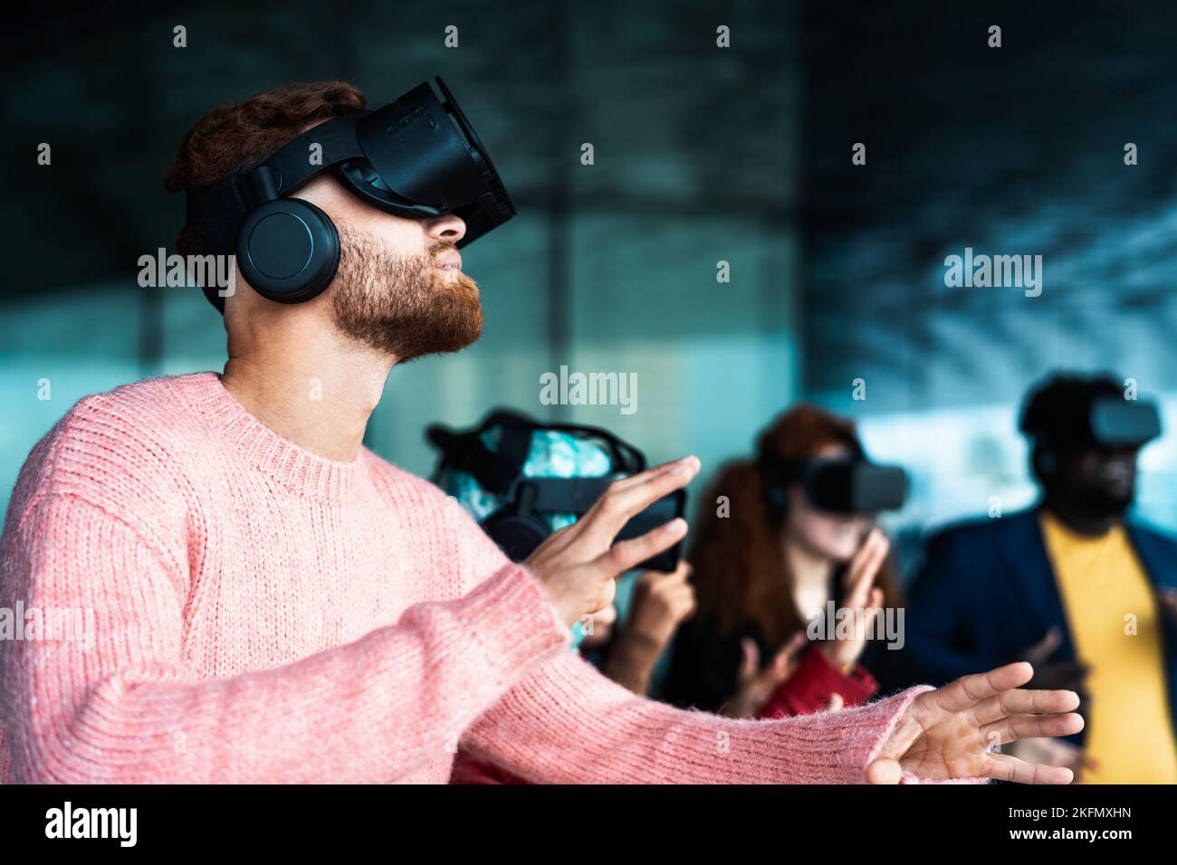 Jeunes amis avec expérience de simulation avec lunettes de réalité virtuelle futuriste - technologie et concept métaverse Banque D'Images
