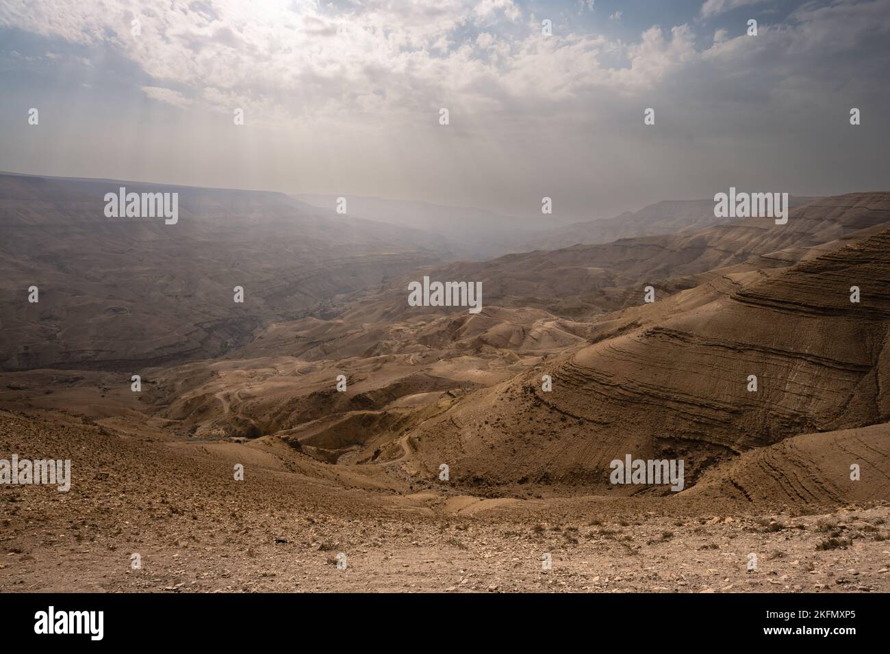 Wadi Mujib Valley, montagne et paysage de colline en Jordanie avec ciel nuageux et rayons lumineux Banque D'Images