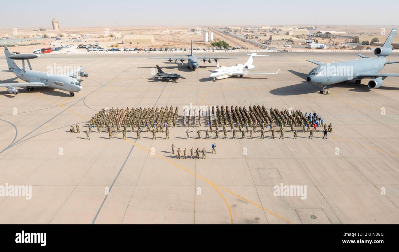 Le personnel affecté à la 378th Air Expeditionary Wing et à la Royal Saudi Air Force, pose pour une photo de groupe le 27 septembre 2022, à la base aérienne du Prince Sultan, Royaume d'Arabie Saoudite. La mission de l'AEW de 378th est de défendre les forces conjointes de la base aérienne du Prince Sultan tout en projetant la puissance aérienne de combat à l'appui des plans et des opérations du théâtre. Banque D'Images