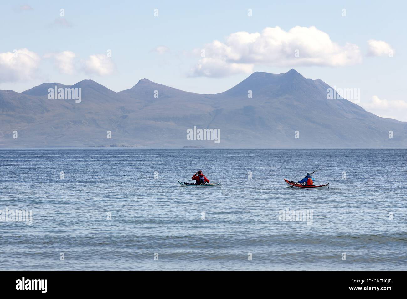 Deux personnes pagayent un kayak de mer de la côte près de Mellon Udrigle, Wester Ross, Écosse, Royaume-Uni Banque D'Images