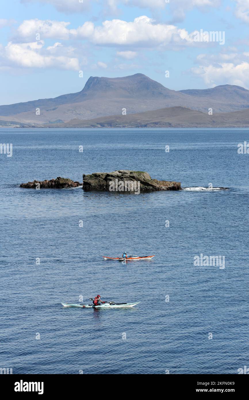 Deux personnes pagayant des kayaks de mer de la côte près de Mellon Udrigle, Wester Ross, Écosse, Royaume-Uni Banque D'Images