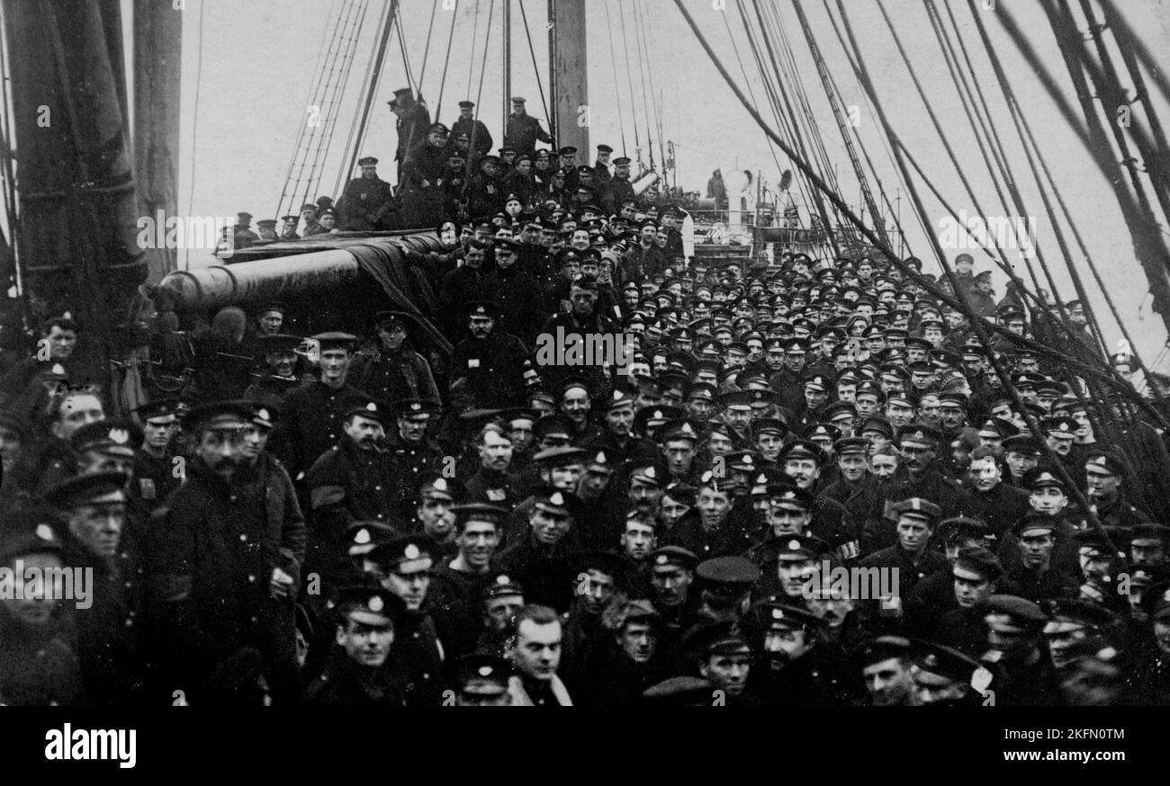 CHAÎNE ANGLAISE - vers 1915 - marins et soldats sur un navire de troupe britannique qui transporte des soldats en France et en Belgique pendant la première Guerre mondiale - photo Banque D'Images