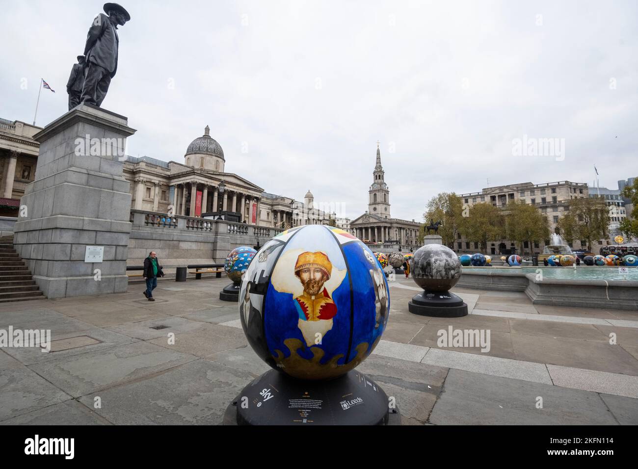 Londres, Royaume-Uni. 19 novembre 2022. 96 sculptures de globe conçues par des talents émergents et des artistes de renommée internationale sont exposées à Trafalgar Square dans le cadre du World repensé avec de nombreuses œuvres explorant la relation du Royaume-Uni avec le commerce transatlantique des esclaves africains. 18 globes seront vendus aux enchères par Bonhams pour soutenir l'éducation artistique réinventée du 17 au 25 novembre 2022. Credit: Stephen Chung / Alamy Live News Banque D'Images