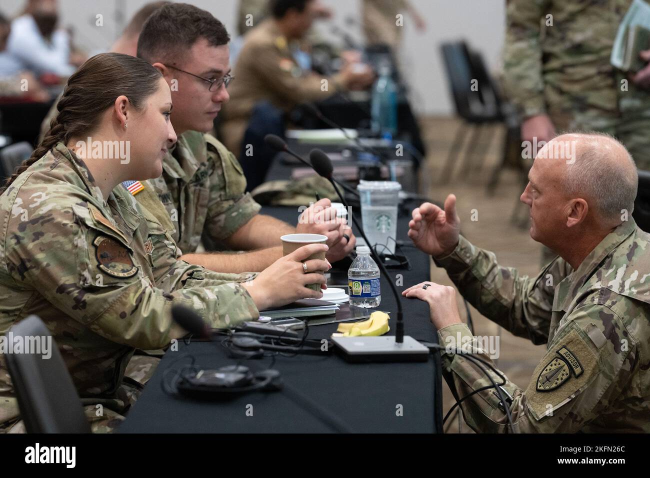 Les membres du service du Centre de l'Armée de terre des États-Unis s'engagent dans des conversations avec des partenaires régionaux lors du Symposium régional sur le renseignement des Forces terrestres à Charlotte, en Caroline du Nord, le 26 septembre 2022. Banque D'Images