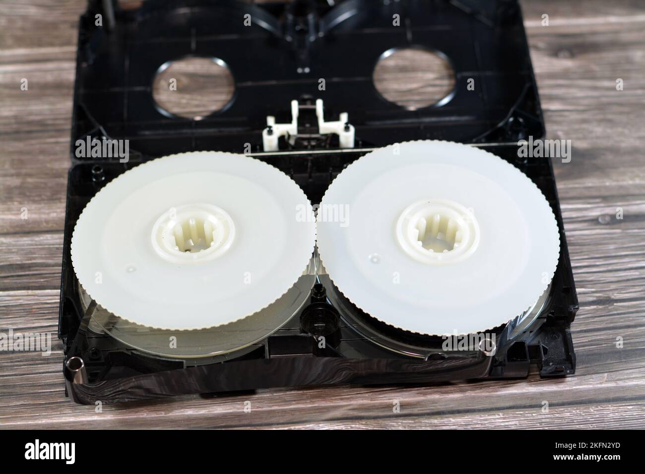 La cassette vidéo VHS de l'intérieur avec le boîtier avant retiré montrant les bobines d'alimentation et de prise et est en plastique utilisé sur le magnétoscope Banque D'Images