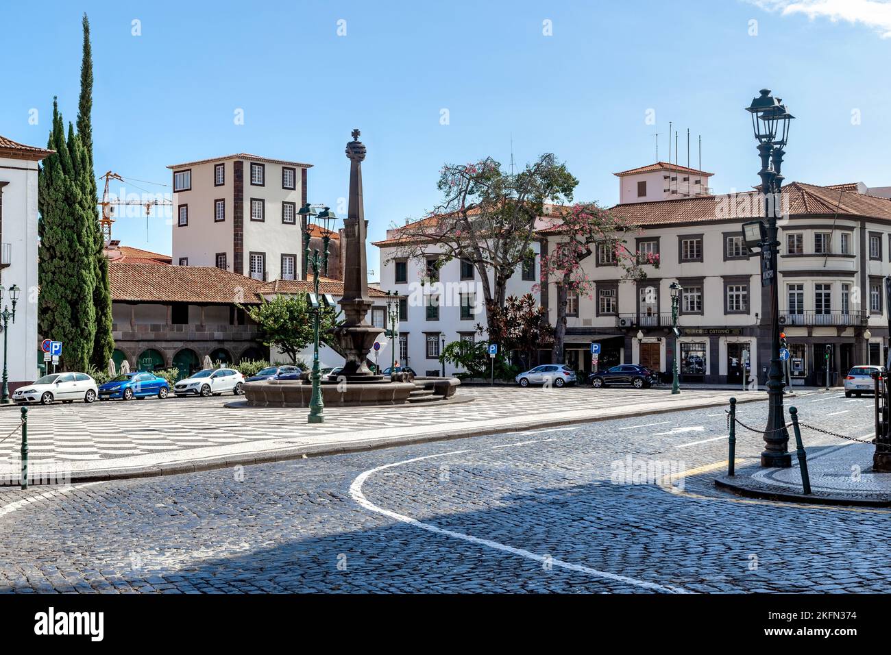 FUNCHAL, MADÈRE - 29 AOÛT 2021 : place municipale bordée de mosaïques et entourée de bâtiments datant des années 17th et 18th Banque D'Images