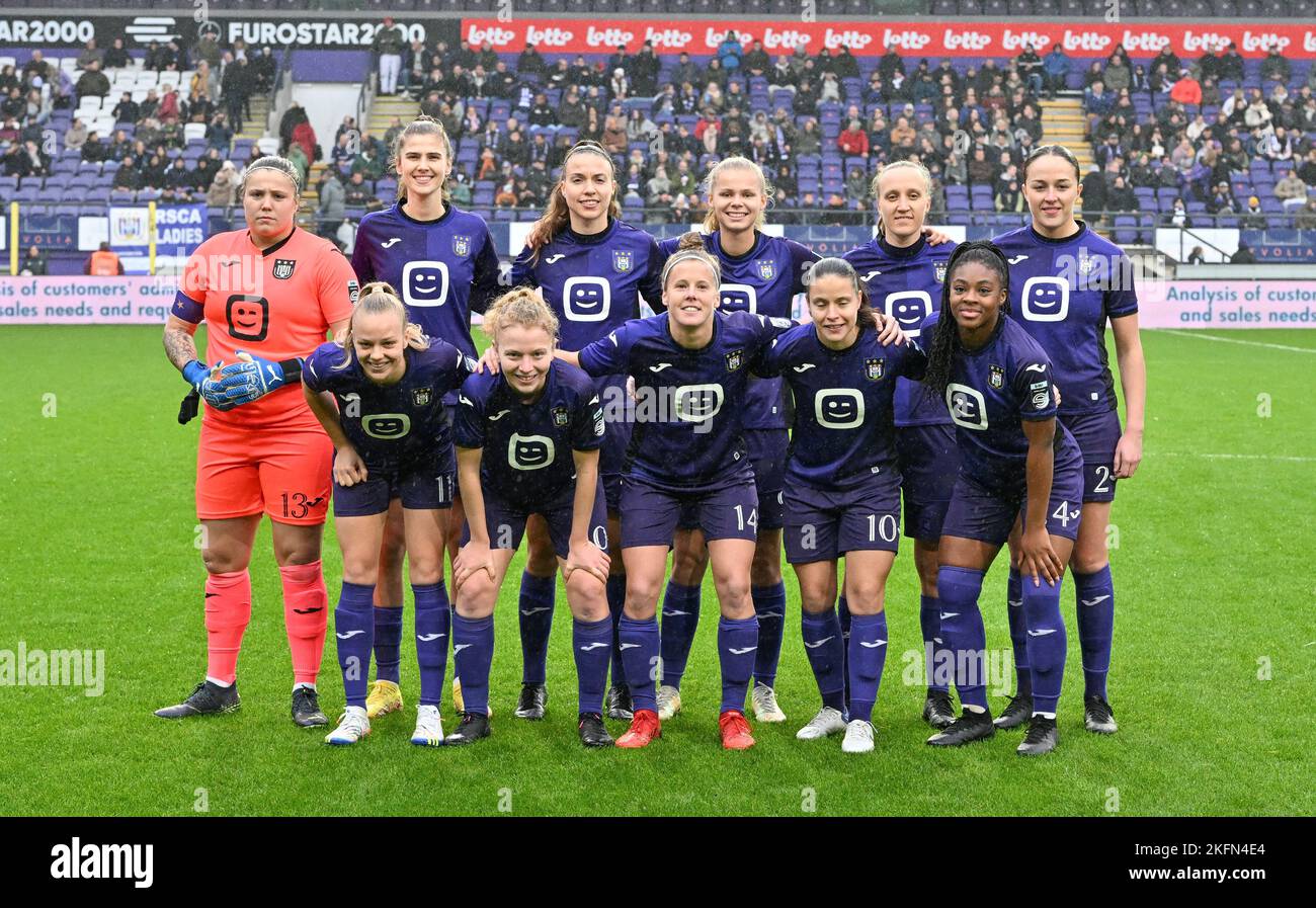 Bruxelles, Belgique. 19th novembre 2022. Anderlecht joueurs de femmes avec Justien Odeurs , Marie Minnaert , Silke Vanwynsberghe , Lore Jacobs , Ella Vierendeels , Michelle Colson , Sarah Wijnants , Charlotte Tison , Laura Deloose , Stefania Vatafu et Esther Buabadi en photo posant pour le teamPicture avant un match de football entre RSC Anderlecht et OH Leuven, samedi 19 novembre 2022 à Bruxelles, Le 11 e jour de la compétition de football de première division pour femmes de la Ligue belge 'Super' 2022-2023. BELGA PHOTO DAVID CATRY crédit: Belga News Agency/Alay Live News Banque D'Images