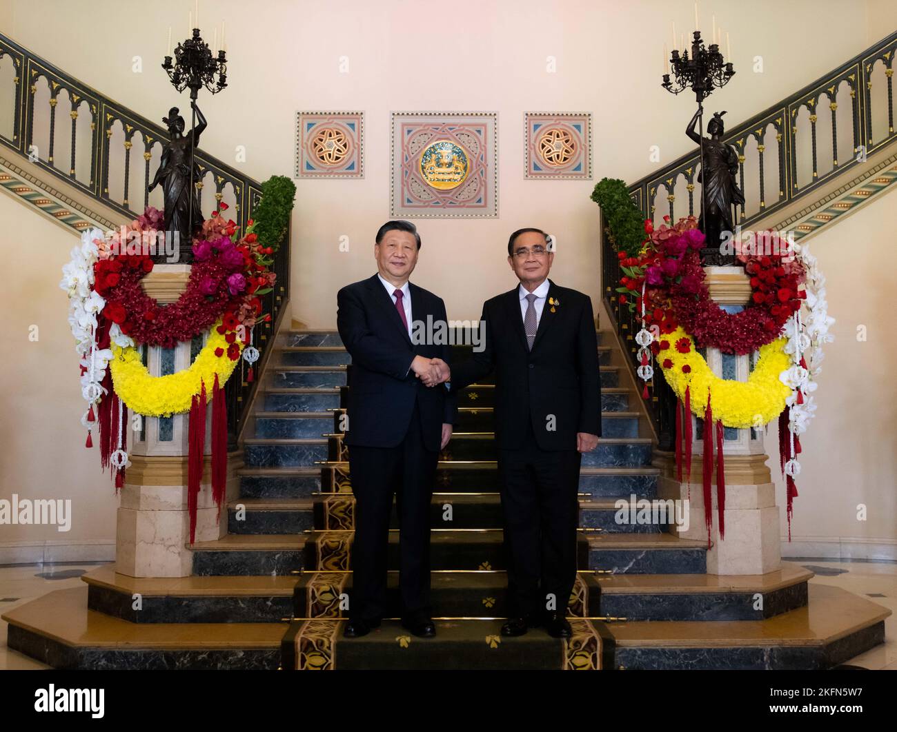 Bangkok, Thaïlande. 19th novembre 2022. Le président chinois Xi Jinping a des entretiens avec le Premier ministre thaïlandais Prayut Chan-o-cha à la Maison du gouvernement à Bangkok, en Thaïlande, le 19 novembre 2022. Credit: Zhai Jianlan/Xinhua/Alamy Live News Banque D'Images