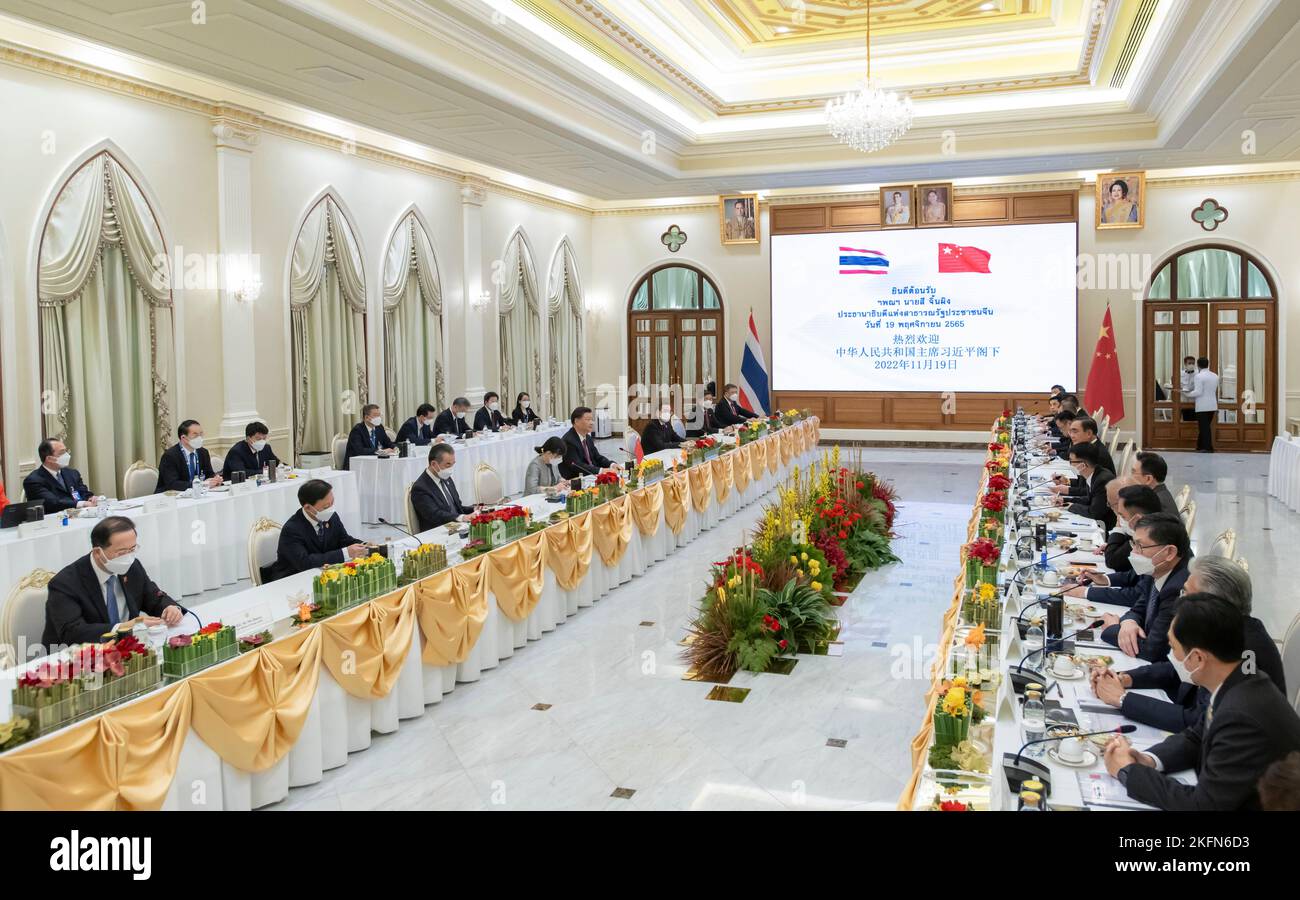 Bangkok, Thaïlande. 19th novembre 2022. Le président chinois Xi Jinping a des entretiens avec le Premier ministre thaïlandais Prayut Chan-o-cha à la Maison du gouvernement à Bangkok, en Thaïlande, le 19 novembre 2022. Credit: Zhai Jianlan/Xinhua/Alamy Live News Banque D'Images