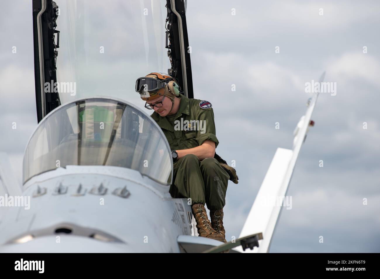 Caporal du corps des Marines des États-Unis Noah Mackiewicz, mécanicien d'aéronefs, au sein de l'escadron d'attaque de chasseurs toutes saisons (VMFA(AW)) 533, effectue des contrôles en amont sur un avion F/A-18D Hornet, le 28 septembre 2022, à la station aérienne du corps des Marines Iwakuni, au Japon. Les Marines de l’escadron d’attaque de chasseurs marins (AFMV) 121, de la VMFA-242 et de la VMFA(AW)-533 ont mené un exercice de tir de missile en direct afin d’accroître la compétence en matière d’armes et d’améliorer l’état de préparation au combat des escadrons dans l’environnement air-air. Banque D'Images