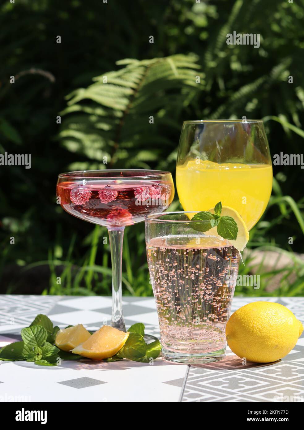 Cocktails rafraîchissants sur une table de jardin. Gros plan des verres avec différentes boissons. Faites la fête dans un jardin. Banque D'Images