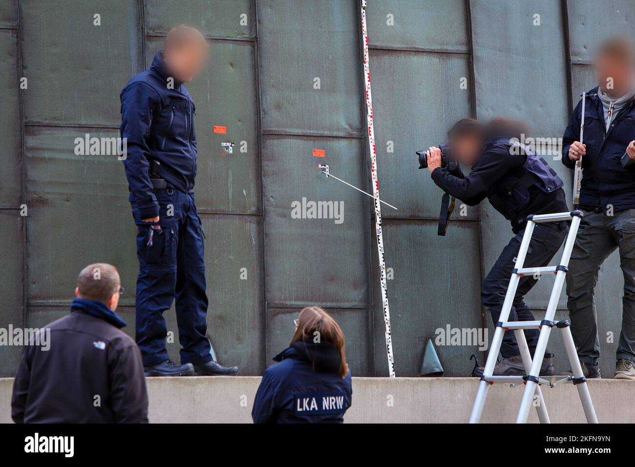 19 novembre 2022, Rhénanie-du-Nord-Westphalie, Essen : des policiers ont sécurisé des traces à la synagogue d'Essen. Sur le toit en dôme de la synagogue utilisée par la communauté juive d'Essen, la police a remarqué samedi des dommages plus anciens, « qui pourraient être des trous de balle ». Deux trous à environ un demi-mètre de distance ont été impliqués, a déclaré un porte-parole de la police d'Essen. « Il faudra examiner s'il s'agit de trous de balle. » Avec la participation du Bureau de police criminelle de l'État, les dommages seraient maintenant examinés. (À dpa: Trous découverts dans le toit de synagogue: "Éventuellement trous de balle") photo: Justin Brosch/dpa - Banque D'Images