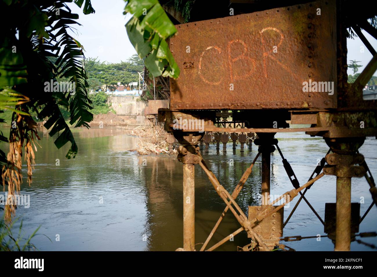 vieux pont abandonné avec construction en acier dans la rivière Banque D'Images