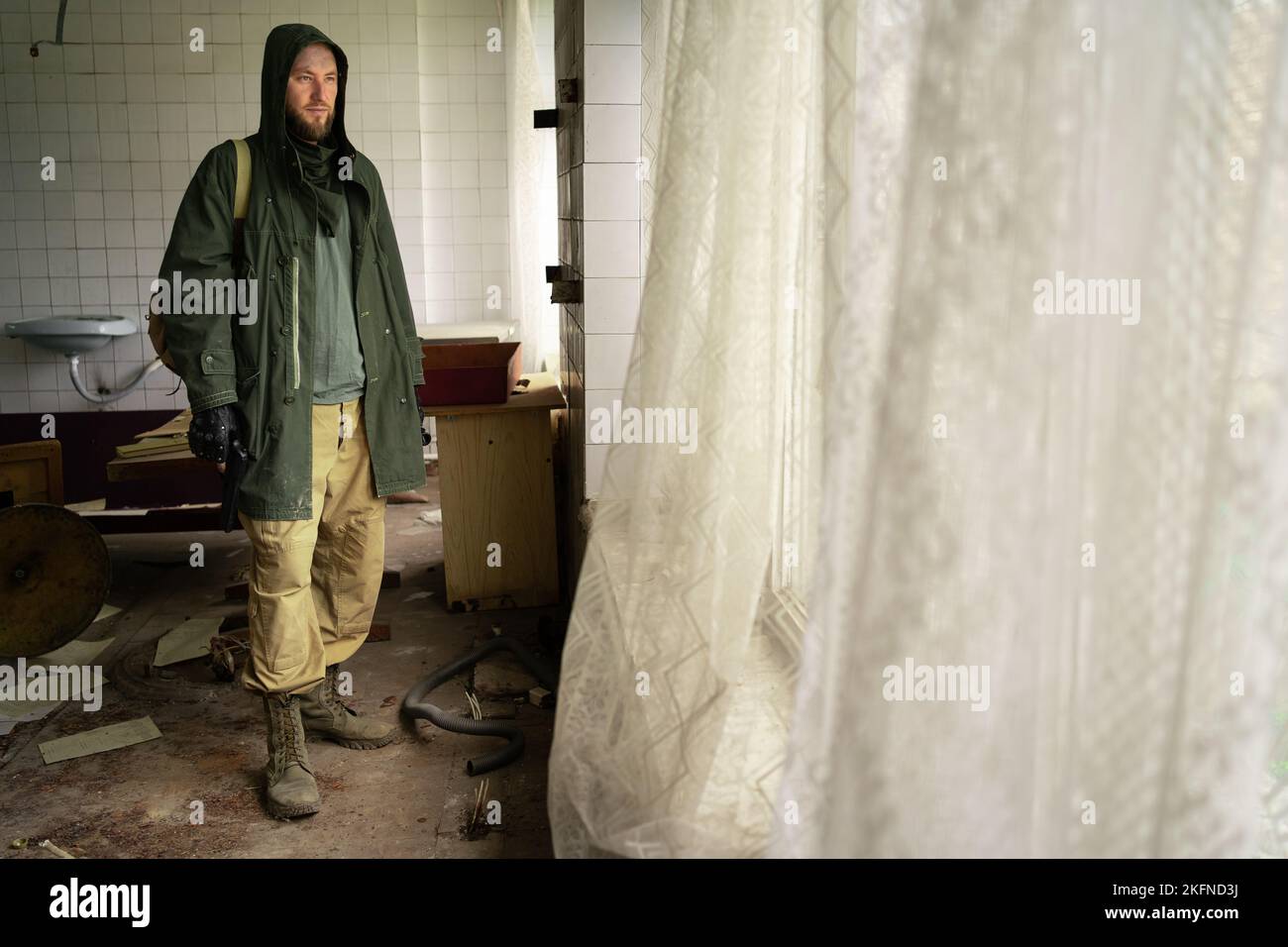 Pollution de l'environnement, désastre écologique, guerre nucléaire, concept post-apocalyptique. Prendre soin des générations futures. Enfant dans un masque de protection, protection du visage Banque D'Images