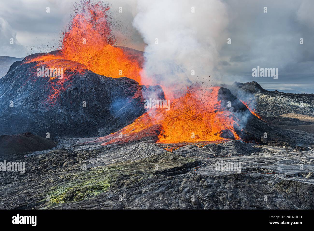 Le volcan craque de la lave chaude. Fontaine de lave d'un volcan actif sur la péninsule de Reykjanes en Islande. Paysage dans Geopark à la journée. Développement de vapeur Banque D'Images