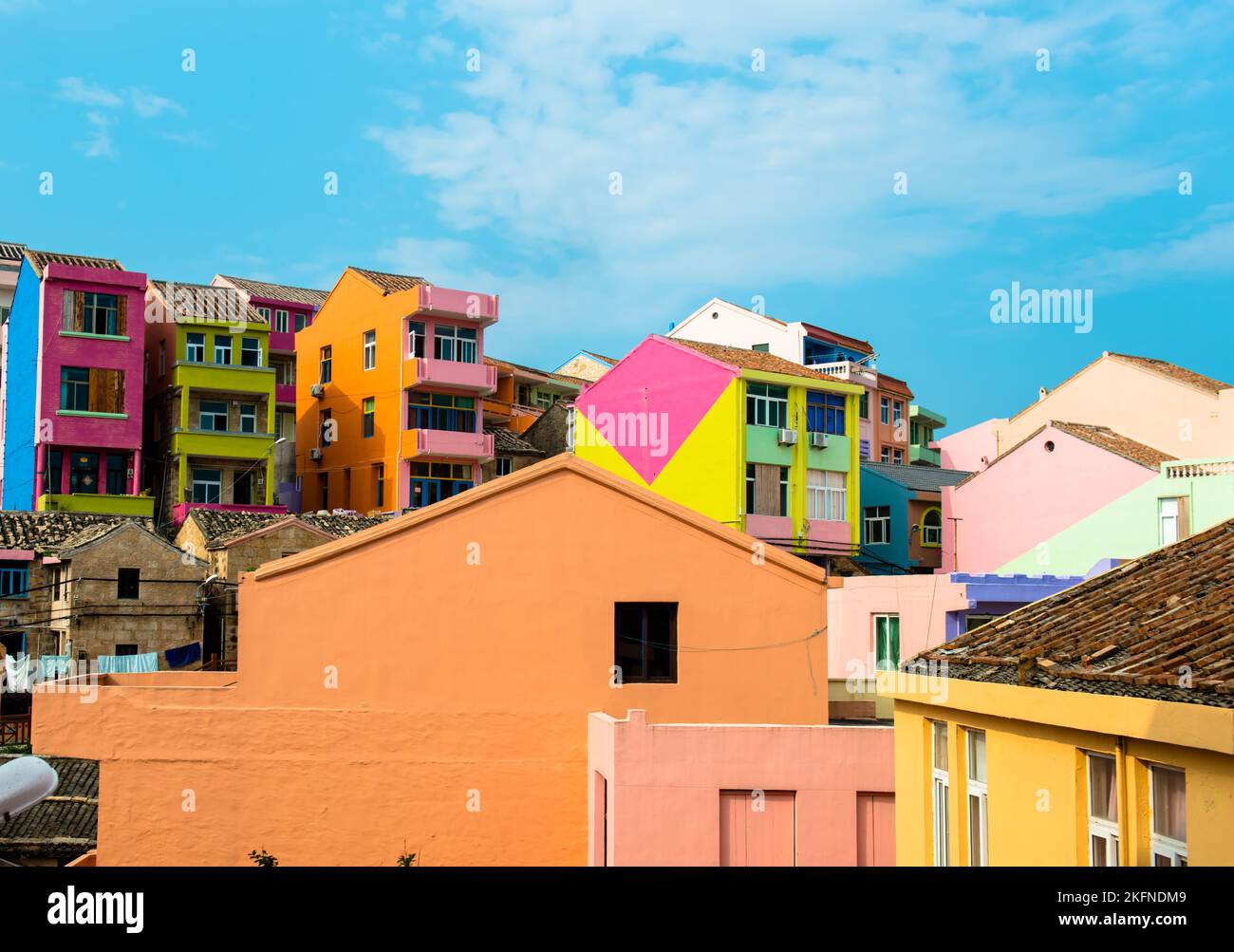 Une belle photo de bâtiments résidentiels colorés dans un quartier de Wenling, en Chine Banque D'Images