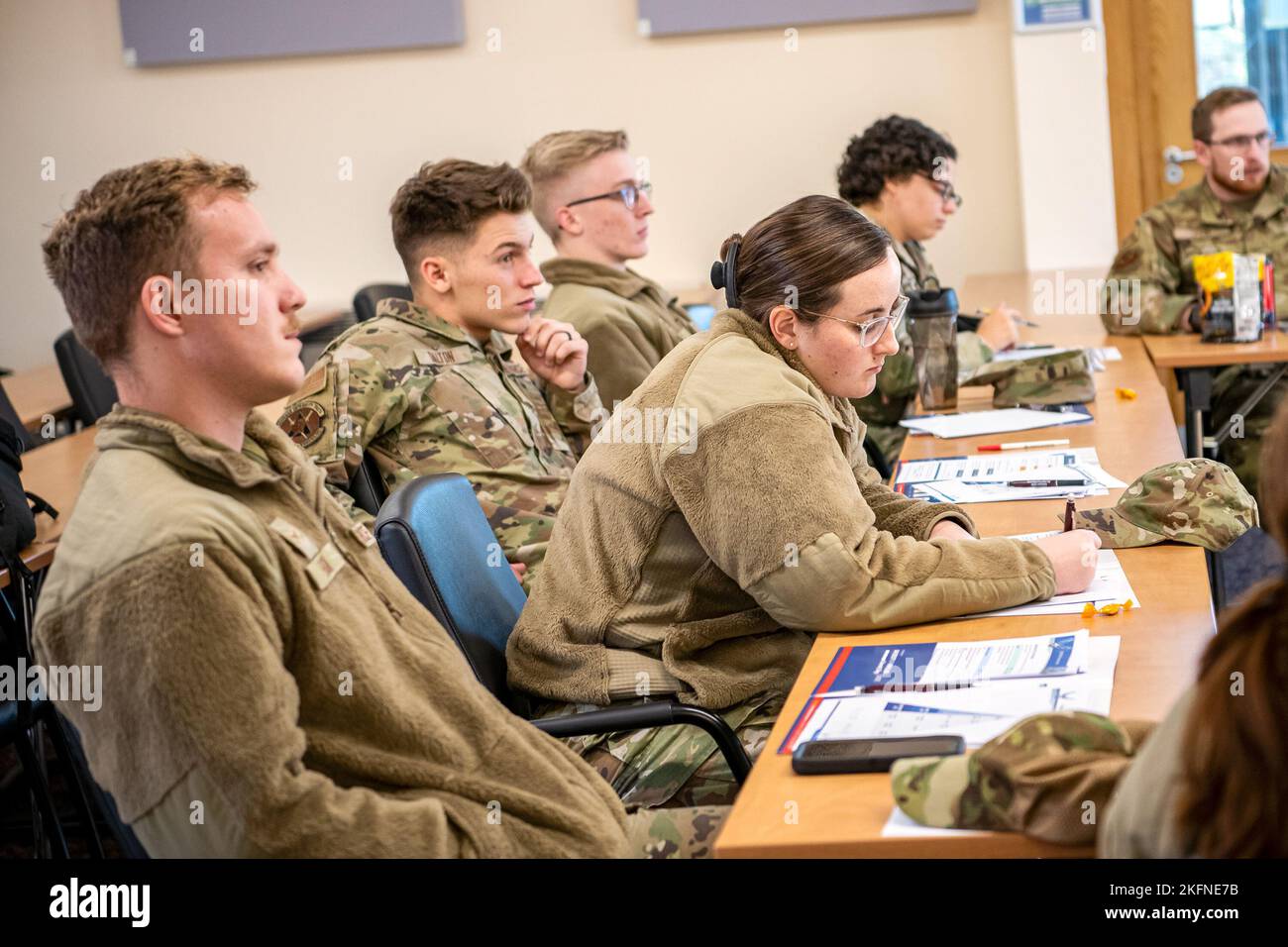 Des aviateurs de la 501st combat support Wing assistent à l'entraînement du First Term Airman Centre à la RAF Alconbury, Angleterre, le 28 septembre 2022. Le FTAC fournit des conseils sur les responsabilités personnelles, la résilience et l'adaptation à la vie dans la Force aérienne des États-Unis. De plus, il s'étend aux valeurs fondamentales de la Force aérienne, à la culture organisationnelle, à la diversité et à la culture des aviateurs. Banque D'Images