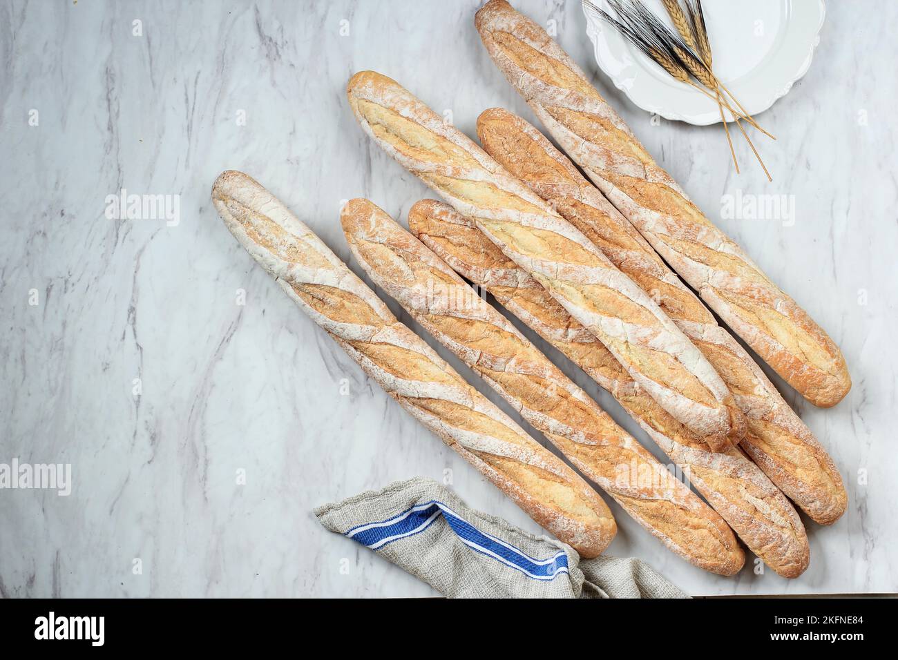 Baguettes douces françaises fraîchement cuites sur une table en marbre blanc. Vue de dessus avec espace de copie Banque D'Images