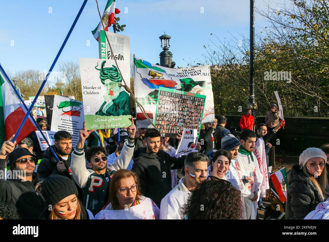 Glasgow, Royaume-Uni. 19th novembre 2022. Le rassemblement de l'Association écossaise iranienne (ISA) à travers le centre-ville de Glasgow s'inscrit dans le cadre d'un effort mondial visant à soutenir la révolution en cours en Iran et à attirer l'attention sur les atrocités présumées de la République islamique. Il y a trois ans, on prétend que des milliers d'Iraniens ont été tués en silence dans ce qui est maintenant connu comme « novembre sanglant ». Depuis le soulèvement en Iran, il est allégué que plus de 300 civils ont été tués, dont plus de 51 enfants. Crédit : Findlay/Alay Live News Banque D'Images