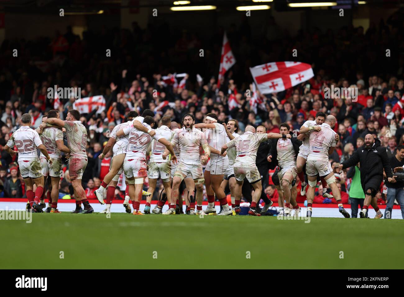 Cardiff, Royaume-Uni. 19th novembre 2022. Les joueurs de Géorgie célèbrent leurs équipes gagnent au coup de sifflet final après avoir remporté le match 12-13. Match de rugby de la série des nations d'automne 2022, pays de Galles v Géorgie au stade de la Principauté à Cardiff le samedi 19th novembre 2022. photo par Andrew Orchard/Andrew Orchard sports Photography/Alay Live News crédit: Andrew Orchard sports Photography/Alay Live News Banque D'Images