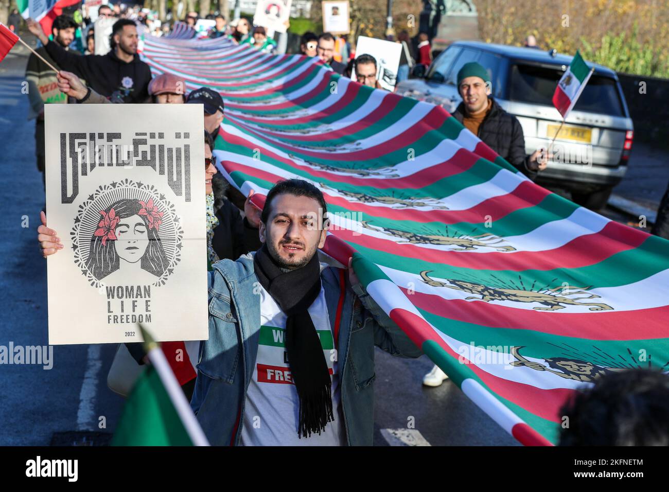 19 novembre 2022. Glasgow, Royaume-Uni. Le rassemblement de l'Association écossaise iranienne (ISA) à travers le centre-ville de Glasgow s'inscrit dans le cadre d'un effort mondial visant à soutenir la révolution en cours en Iran et à attirer l'attention sur les atrocités présumées de la République islamique. Il y a trois ans, on prétend que des milliers d'Iraniens ont été tués en silence dans ce qui est maintenant connu comme « novembre sanglant ». Depuis le soulèvement en Iran, il est allégué que plus de 300 civils ont été tués, dont plus de 51 enfants. L'ISA a organisé ce rassemblement pour commémorer les victimes du massacre de novembre 2019 et pour soutenir t Banque D'Images