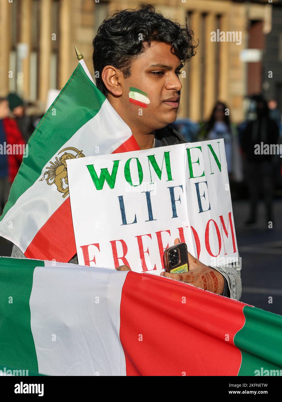 19 novembre 2022. Glasgow, Royaume-Uni. Le rassemblement de l'Association écossaise iranienne (ISA) à travers le centre-ville de Glasgow s'inscrit dans le cadre d'un effort mondial visant à soutenir la révolution en cours en Iran et à attirer l'attention sur les atrocités présumées de la République islamique. Il y a trois ans, on prétend que des milliers d'Iraniens ont été tués en silence dans ce qui est maintenant connu comme « novembre sanglant ». Depuis le soulèvement en Iran, il est allégué que plus de 300 civils ont été tués, dont plus de 51 enfants. L'ISA a organisé ce rassemblement pour commémorer les victimes du massacre de novembre 2019 et pour soutenir t Banque D'Images