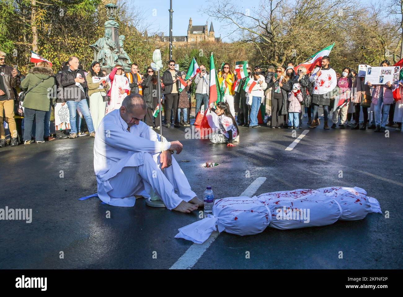 19 novembre 2022. Glasgow, Royaume-Uni. Le rassemblement de l'Association écossaise iranienne (ISA) à travers le centre-ville de Glasgow s'inscrit dans le cadre d'un effort mondial visant à soutenir la révolution en cours en Iran et à attirer l'attention sur les atrocités présumées de la République islamique. Il y a trois ans, on prétend que des milliers d'Iraniens ont été tués en silence dans ce qui est maintenant connu comme « novembre sanglant ». Depuis le soulèvement en Iran, il est allégué que plus de 300 civils ont été tués, dont plus de 51 enfants. L'ISA a organisé ce rassemblement pour commémorer les victimes du massacre de novembre 2019 et pour soutenir t Banque D'Images