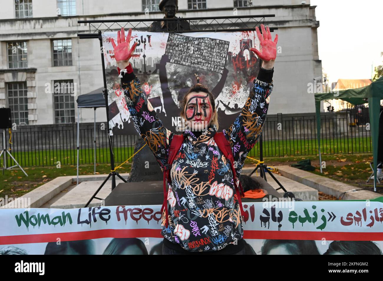 Trafalgar Square, ambassade, Londres, Royaume-Uni. 19th novembre 2022 : la révolution iranienne 2022 pour soutenir les femmes . Vie . Liberté. Après la mort d'une personne, une femme de 22 ans en Iran, Mahsa Amini, aux mains du « Pollice de la morale » pour ne pas couvrir ses cheveux correctement, les femmes iraniennes sont descendues dans les rues pour exiger leur marche pour la liberté à Downing Street. Crédit : voir Li/Picture Capital/Alamy Live News Banque D'Images