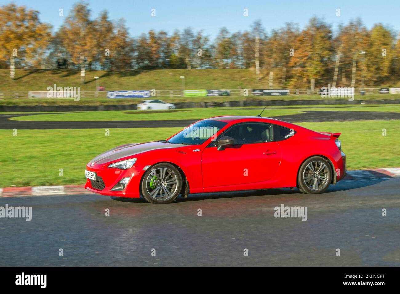 Toyota 2013 GT86 D-4S 1998cc 8 vitesse manuelle; conduite sur des virages difficiles à grande vitesse et techniques à faible vitesse du circuit de course des trois sœurs près de Wigan, Royaume-Uni Banque D'Images