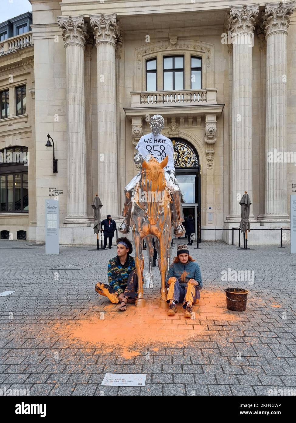 Paris, France. 18th novembre 2022. Aruanu, 26 ans, et Rachel, 20 ans, des citoyens soutenant Dernière Rénovation, ont jeté de la peinture orange sur la statue de Charles Ray « cheval et rider » située à la Bourse de Commerce à Paris, en France, sur 18 novembre 2022. Photo par ABACAPRESS.COM crédit: Abaca Press/Alay Live News Banque D'Images