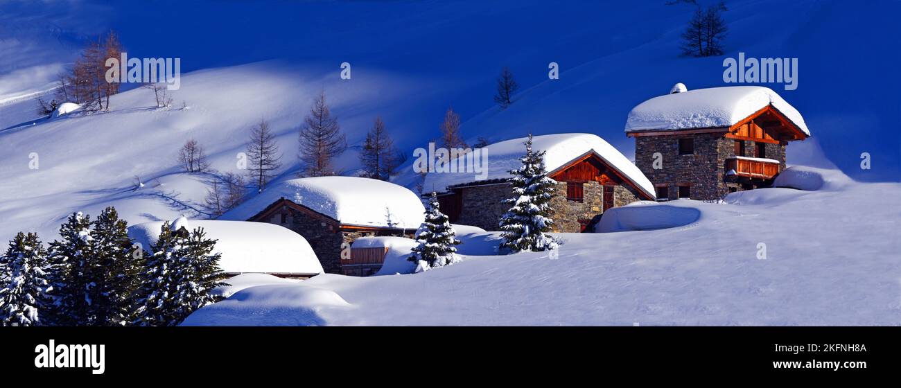 France, Alpes. Savoie (73) Sainte Foy Tarentaise, chalets alpins en hiver à une altitude de 1800 M. Banque D'Images