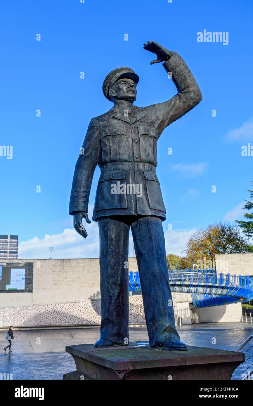 Statue de Sir Frank Whittle, inventeur du turbojet. Sculpté par Faith Winter, 2007. Millennium place, Coventry, West Midlands, Angleterre, Royaume-Uni Banque D'Images
